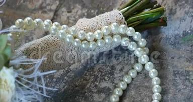 婚礼花束玫瑰和珍珠项链。